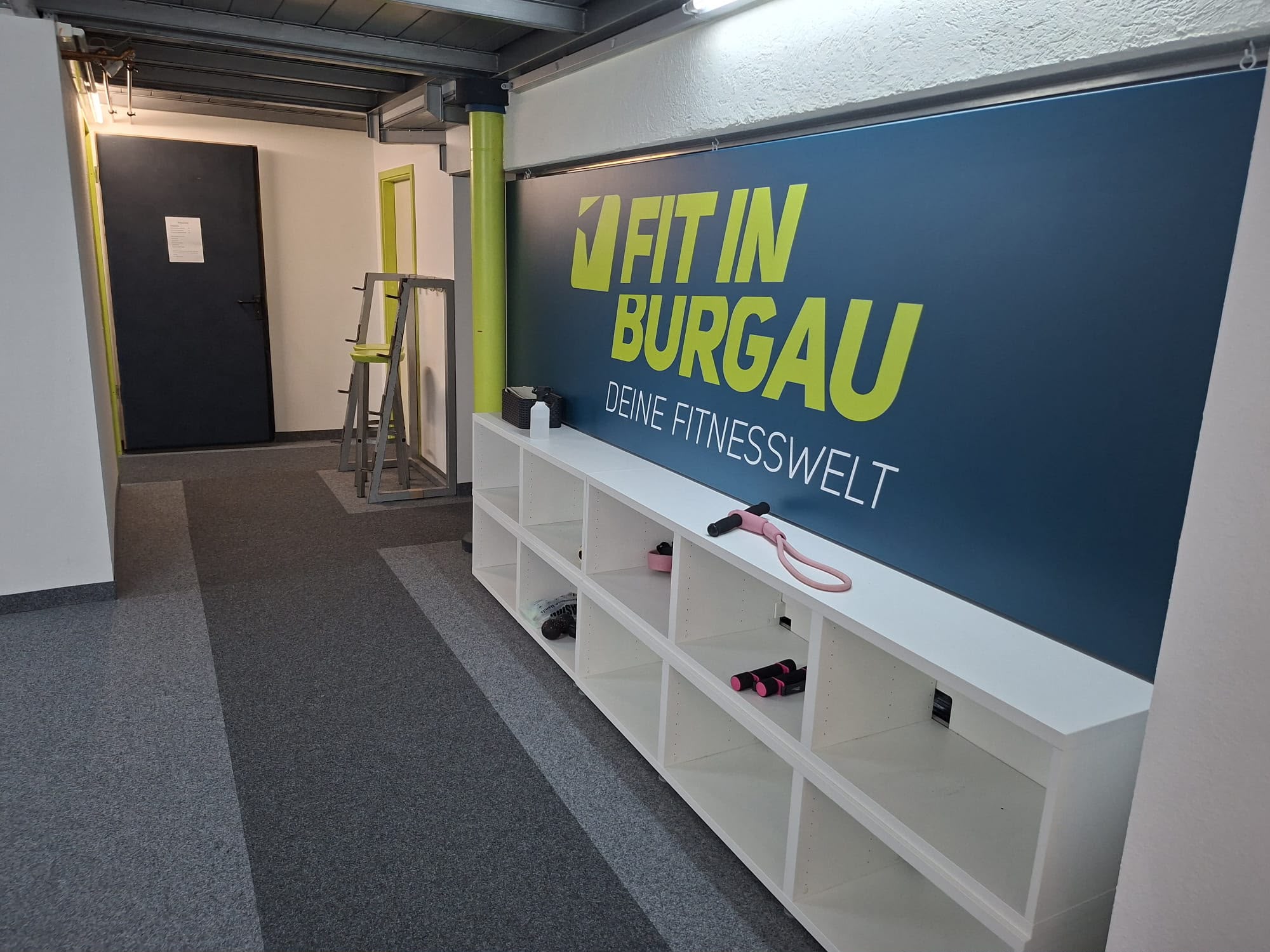 Eingangsbereich des FiB mit dem Schriftzug „Fit in Burgau – Deine Fitnesswelt“
