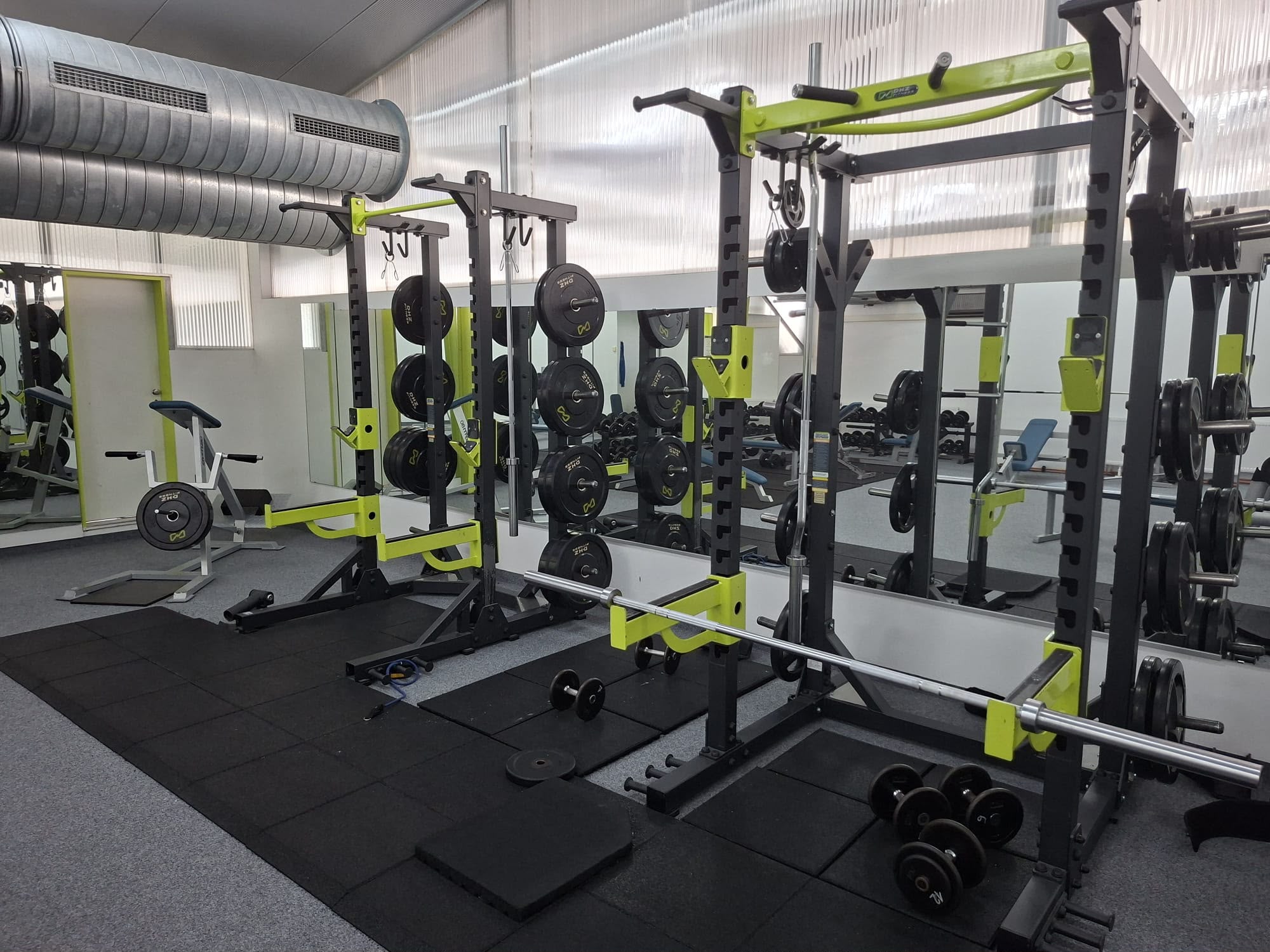 Heller, moderner Trainingsbereich des FiB Studios in Burgau